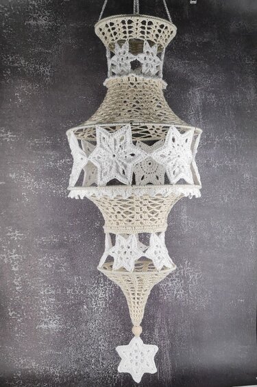 gehäkelter hängender Lampion mit Sternmotiven in weiß und beige