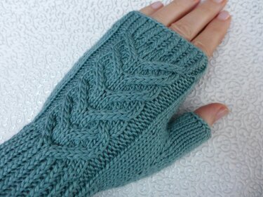 Knitting pattern: Hand cuffs with decorative braid