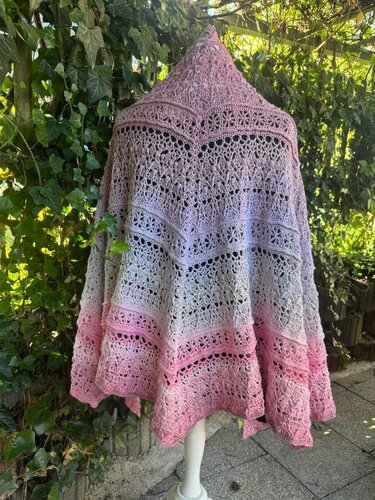 Gehäkeltes Spitzen-Tuch in Farbverlauf Mauve–Grau–Rosé auf Schneiderpuppe