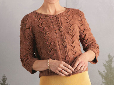 Braune gestrickte Damenjacke mit Blattmuster und drei großen Knöpfen