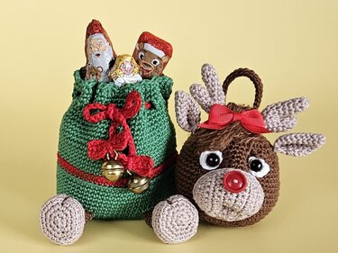 Geschenksäckchen Rentier mit Christbaumkugel - Amigurumi Häkelanleitung