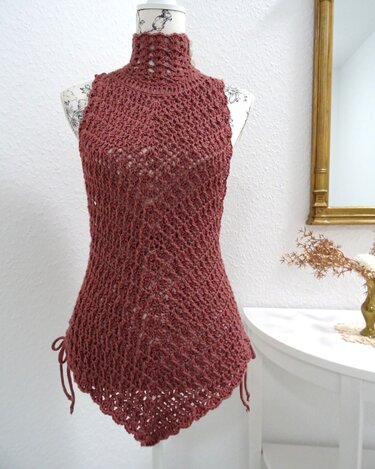 Terrakottafarbenes gehäkeltes ärmelloses Top mit hohem Stehkragen auf Schneiderpuppe