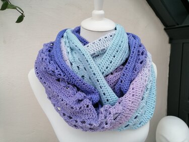 Häkel-Loop in Pastellverlauf (Lila, Flieder, Hellblau) auf Schaufensterpuppe