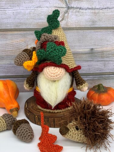 Häkelanleitung Herbst Gnom mit Eichenblättern und Eicheln