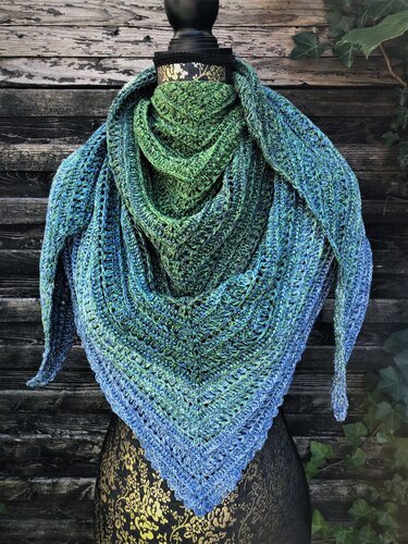 Gehäkeltes Dreieckstuch mit Rippenstruktur und blau‑grünem Farbverlauf auf Mannequin