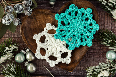 Schneeflocken häkeln mit Reliefmuster | Häkelanleitung für Winterdeko