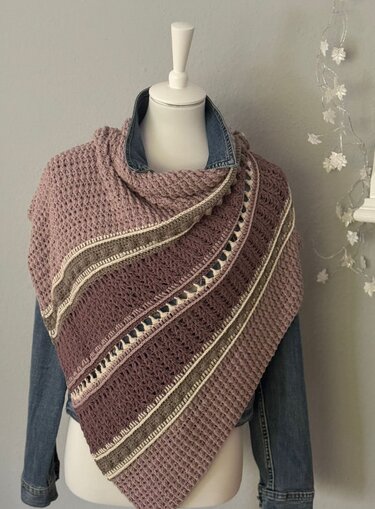 Gehäkeltes Dreieckstuch in Mauve, Taupe und Creme auf Büste mit Jeansjacke
