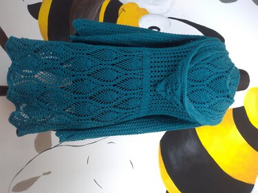 Türkise, lange gehäkelte Damenjacke mit Ajour‑Blättermuster und Kapuze