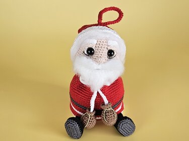 Geschenksäckchen Weihnachtsmann mit Christbaumkugel - Amigurumi Häkelanleit - Häkeln