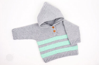 Gehäkelter Kapuzenpullover in Grau mit mintgrünen Streifen und zwei Holzknöpfen