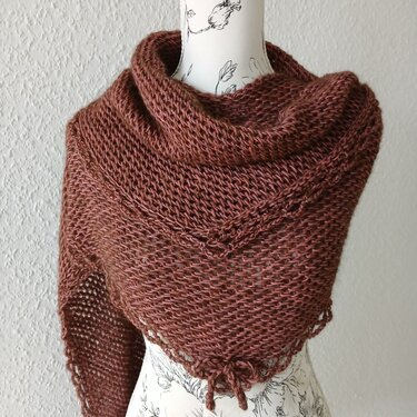 Gehäkeltes rostbraunes Dreieckstuch mit offenem Maschenbild und Schlaufenkante auf Schneiderbüste