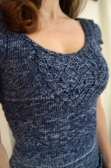 Figurbetontes blau meliertes Strickkleid mit V-förmigem Ajour-Dekolleté und kurzen Ärmeln