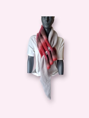 Langer strukturierter Strickschal in Rosa und Grau, lässig um den Hals einer dunklen Schaufensterpuppe drapiert