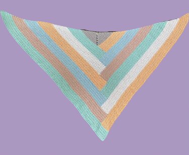Gehäkeltes Dreieckstuch mit V-förmigen Pastellstreifen