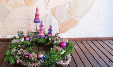 Weihnachtskranz mit schnell gehäkelten Mini-Tännchen in Pink-Lila, Tannenzapfen und bunten Kugeln