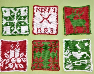 Sechs gehäkelte quadratische Untersetzer in Rot, Grün und Weiß mit Weihnachtsmotiven (Rentier, Kerzen, Stern, Schneeflocken)