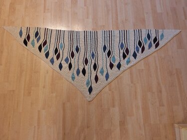 Gestricktes dreieckiges Tuch beige mit hängenden tropfenförmigen Mustern in Blau, Petrol und Dunkelrot