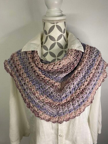 Gehäkeltes Dreieckstuch in Pastelltönen mit Muschelkante auf Schneiderpuppe drapiert