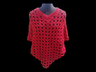 Roter, gehäkelter Poncho mit V-Ausschnitt auf Schneiderpuppe