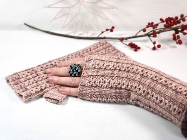 "Acorn Mitts", knitting pattern, 3 sizes