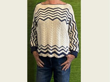 Gehäkelter Damenpullover in Creme und Dunkelblau mit Chevron-Muster