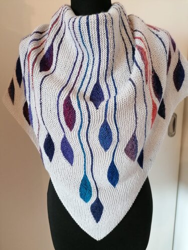 Dreieckstuch kraus rechts gestrickt, hell mit blauen und violetten eingestrickten Tropfen und Längsstreifen