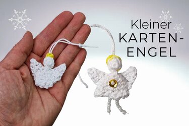 Kleiner gehäkelter Engel mit gelbem Kopfreif, Perlenverzierung und Aufhängeband