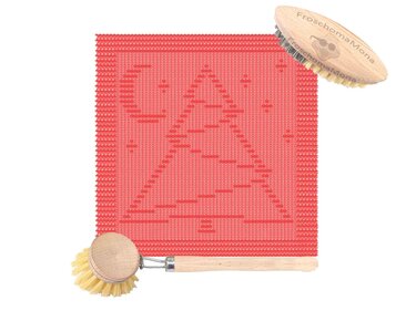 Rotes Strickspültuch mit Tannenbaum-Motiv neben zwei Holzbürsten