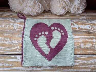 Double knitting pattern washcloth "Baby feet"