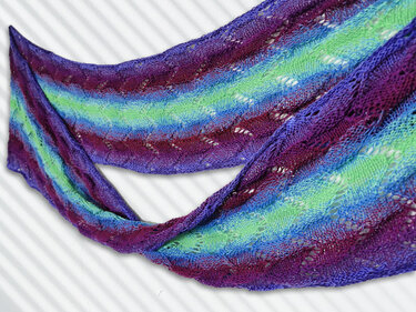 Gestrickter Loop mit Ajourmuster und Streifen in Violett, Blau und Grün