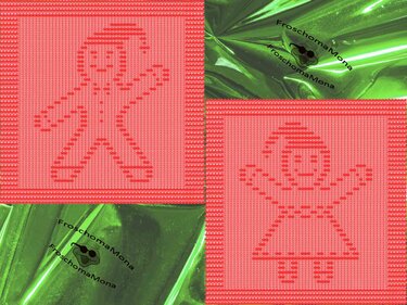 Zwei rote gestrickte Quadrate mit den Umrissen eines Lebkuchenmanns und einer Lebkuchenfrau vor grünem Hintergrund.