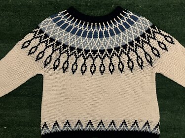 Gehäkelter Damenpullover, creme mit blau-schwarzer Rundpasse und kontrastierendem Kragen