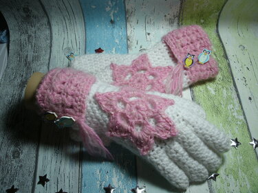 Weiße gehäkelte Damen-Armstulpen mit rosa Bündchen und Blüte