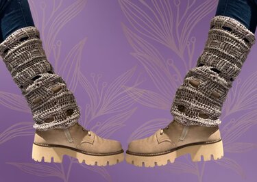 Beige Boots mit taupefarbenen gehäkelten Beinstulpen mit Loch- und Rippenmuster vor violettem Hintergrund