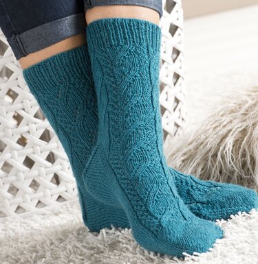 Türkisfarbene gestrickte Socken mit Zopfmuster, geripptem Bündchen und sichtbarer Fersenpartie