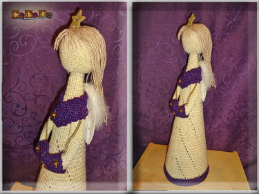 Gehäkelter Engel in Beige und Lila mit Federflügeln und Holzstern