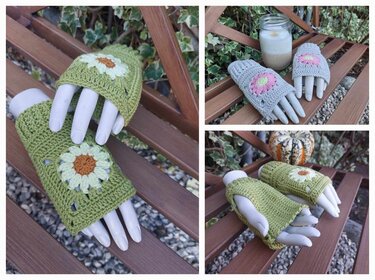 Zwei Paare gehäkelter, fingerloser Armstulpen mit Blumenapplikationen auf einer Holzbank, grün und grau