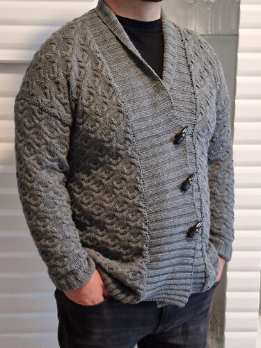 Grau gestrickter Herren-Cardigan mit Schalkragen, Zopfmuster und drei Knöpfen