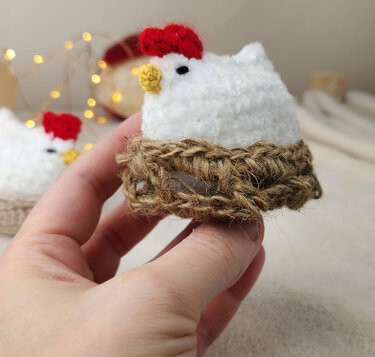 Plush Chicken Crochet Pattern in Basket – Adorable Home Décor