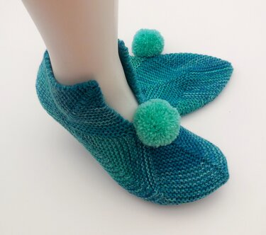Petrol-türkise gestrickte Damen-Hausschuhe mit zwei grünen Pompons