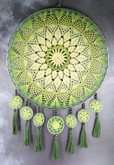 Gehäkelter runder Traumfänger in grün-gelben Farbtönen mit gehäkeltem Mandala, sieben kleinen Kreisen, Perlen und grünen Quasten
