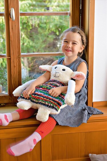 Genähtes Kissen-Schaf mit bunten Rüschen - Bild 3