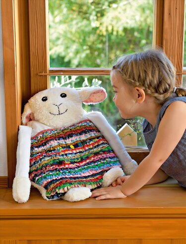 Genähtes Kissen-Schaf mit bunten Rüschen - Nähen