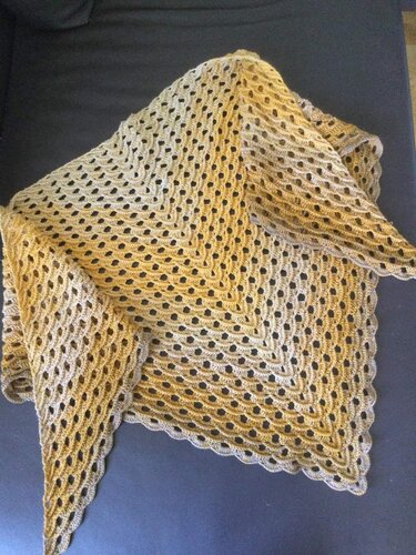 Gehäkeltes Dreieckstuch in Beige-Gold mit offenem Lochmuster und gewellter Borte