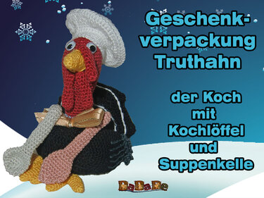 Gehäkelter Amigurumi-Truthahn mit weißer Kochmütze, zwei Löffeln und schwarzem Körper vor winterlichem blauem Hintergrund