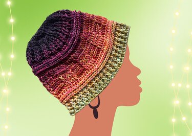 Gehäkelte Slouchy-Mütze mit Ombré-Farbverlauf auf stilisiertem Kopfprofil