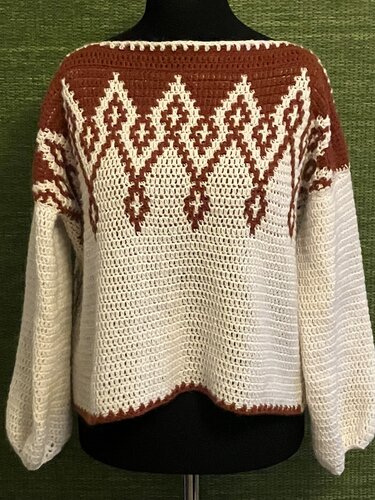 Gehäkelter Pullover in Rostbraun und Cremeweiß mit Chevron-Muster und Ballonärmeln