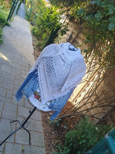 Yukina die Schneeblume - Anleitung für ein stilvolles Dreieckstuch - Häkeln