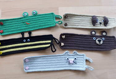 Crochet pattern for mug cozys with the shape of animals