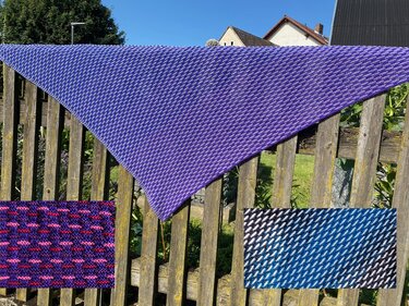 Gestricktes Dreieckstuch in Violett mit zweifarbiger Diagonalstruktur, Nahaufnahmen zeigen pink- und blau-basierte Varianten
